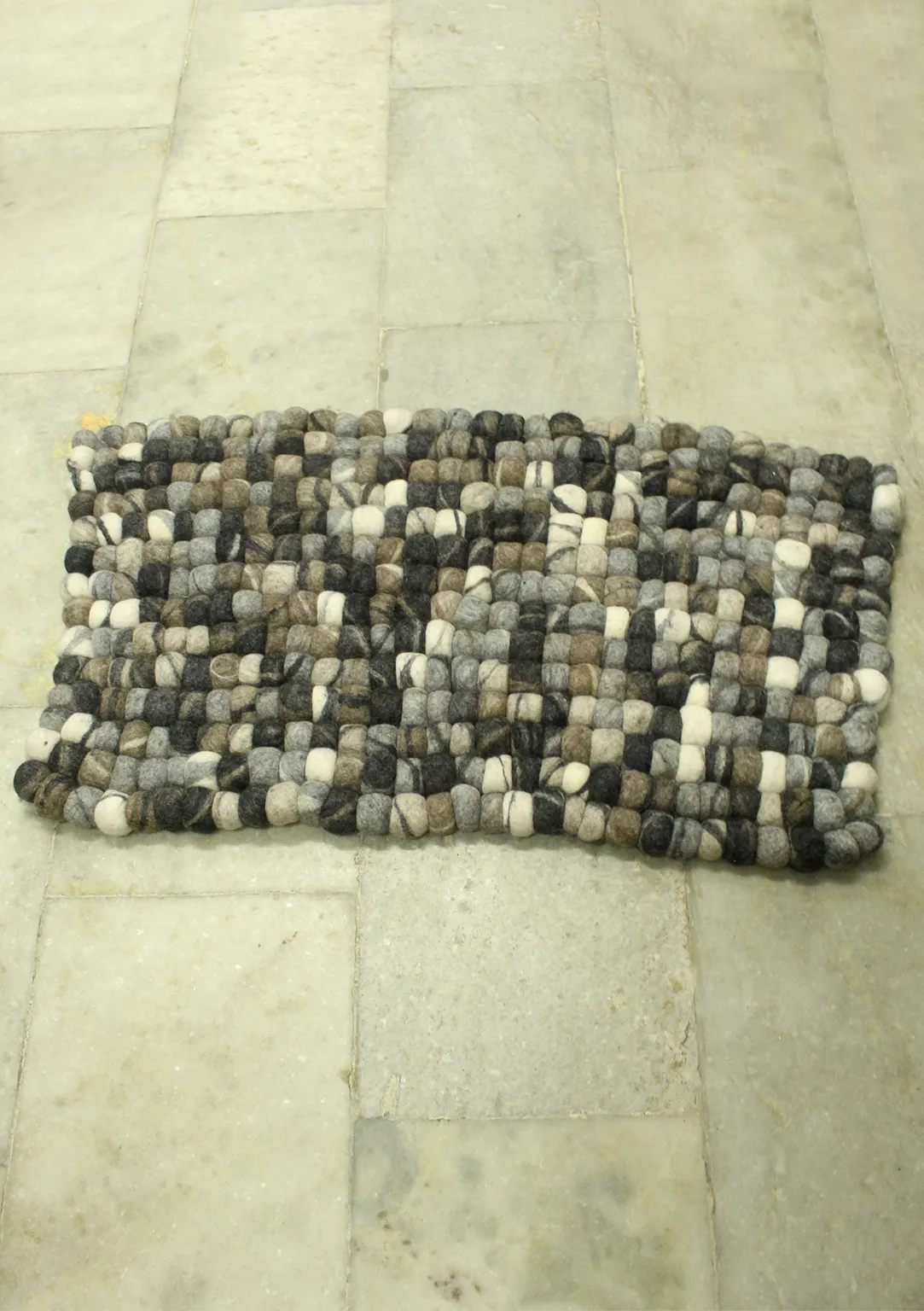 White and Gray River Pebbles Felt Ball Floor Mat