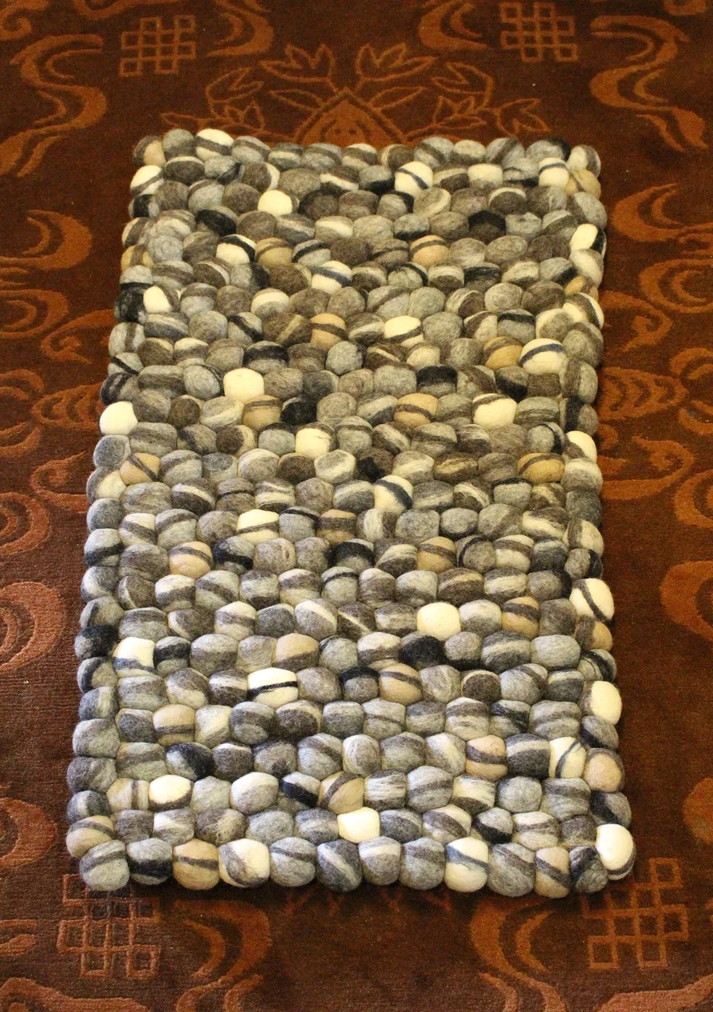 White and Gray River Pebbles Felt Ball Floor Mat